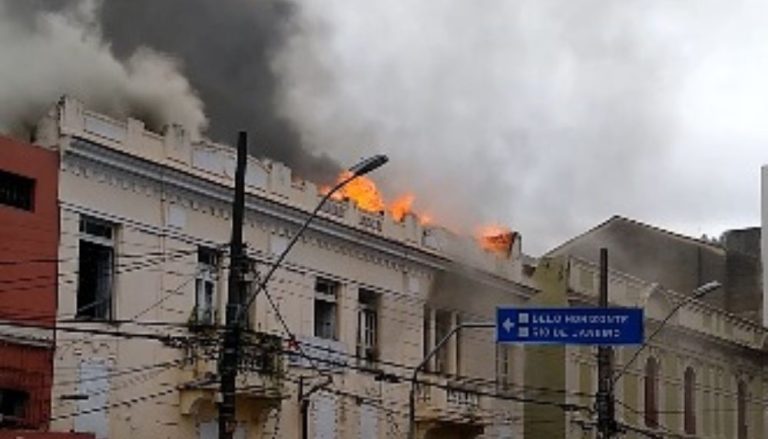 VÍDEO | Internautas registram incêndio em prédio no centro de Vitória