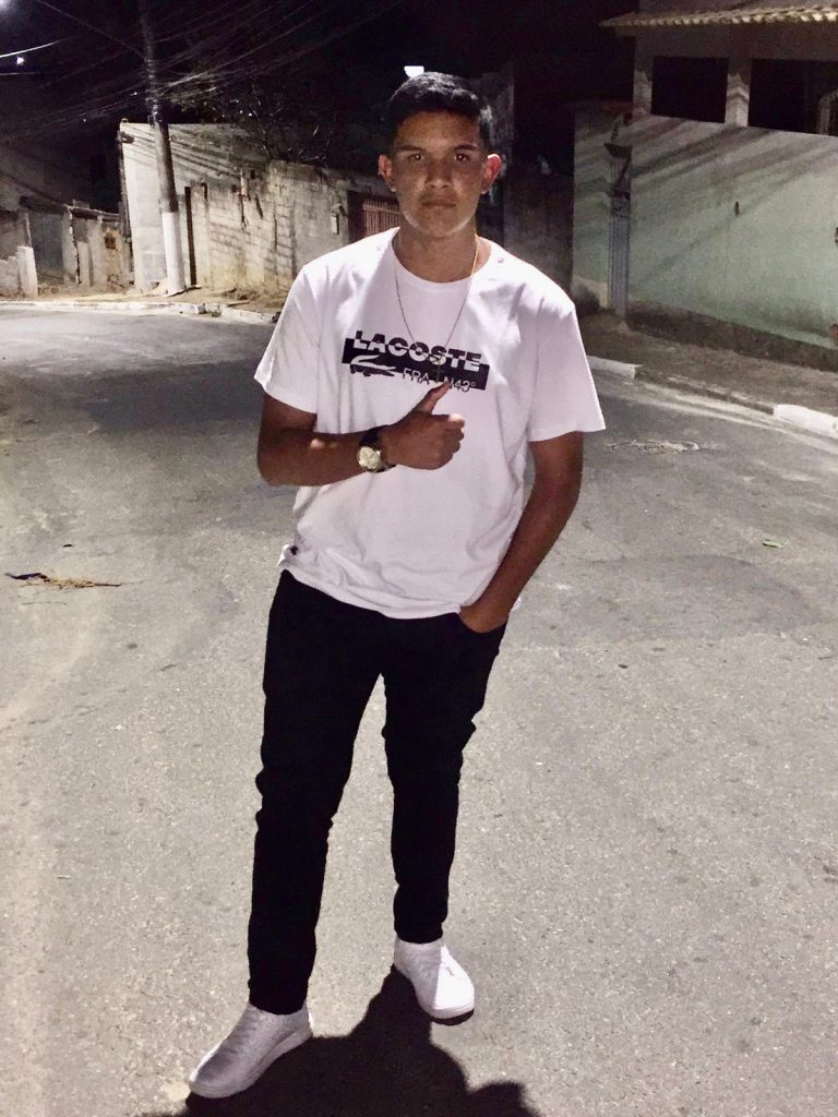 Adolescente é morto a tiros enquanto vendia churrasquinho em Vila Velha