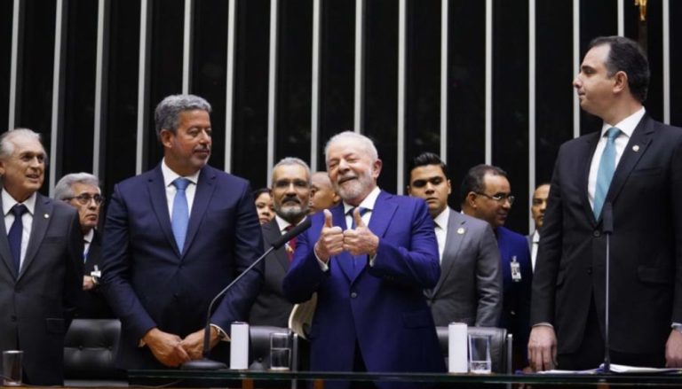 Lula é empossado e se torna presidente do Brasil pela terceira vez