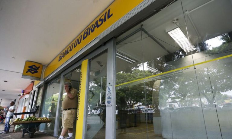 Agências bancárias voltam a ter expediente normal nesta segunda