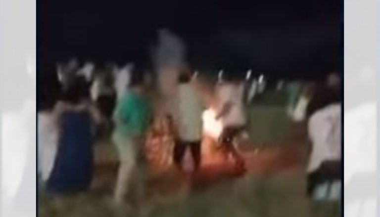 Mulher morre após rojão preso em roupa explodir durante queima de fogos