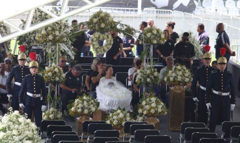 Fila para se despedir de Pelé tem 1 km e calor de 29ºC