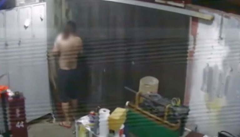 Homem é morto a facadas com filho no colo