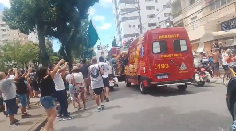 Termina o velório de Pelé e torcedores tomam as ruas para cortejo