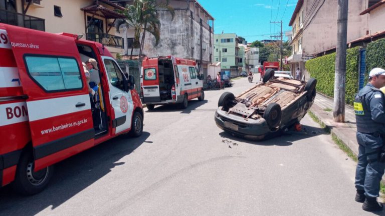 Turistas de MG ficam feridos após carro capotar em Guarapari