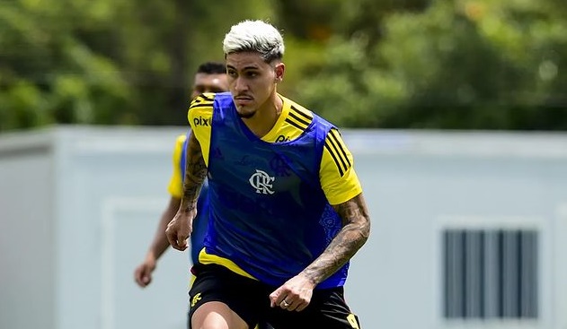 Pedro herda camisa 9 do Flamengo após Gabigol assumir a 10
