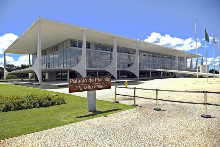 Governo faz primeira reunião ministerial nesta sexta-feira
