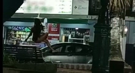 VÍDEO | Apenas de lingerie, mulher se refresca em chafariz em praça no ES