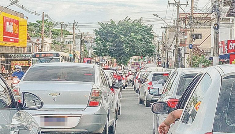 Dia de paciência para enfrentar engarrafamentos para ir às praias