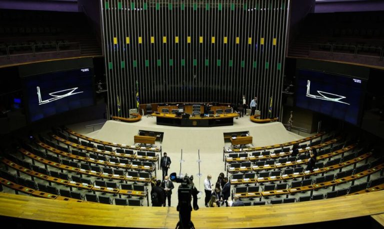 Projeto quer acabar com diploma para engenheiro e outras 105 profissões