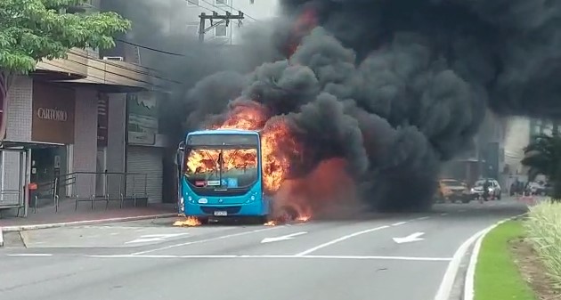 VÍDEO | Ônibus do Transcol é incendiado por criminosos na orla de Camburi