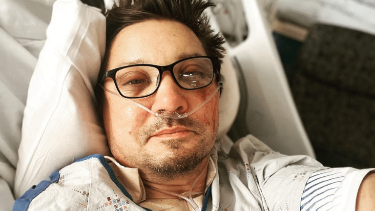 Jeremy Renner comemora aniversário com texto para médicos que o salvaram