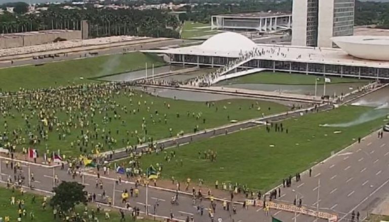 Radicais pedem intervenção militar e prisão de Lula