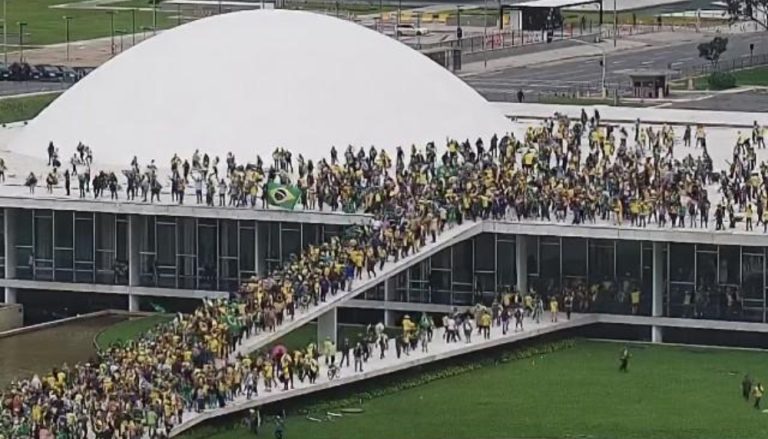 Governo analisa resposta a golpistas e ação militar é considerada