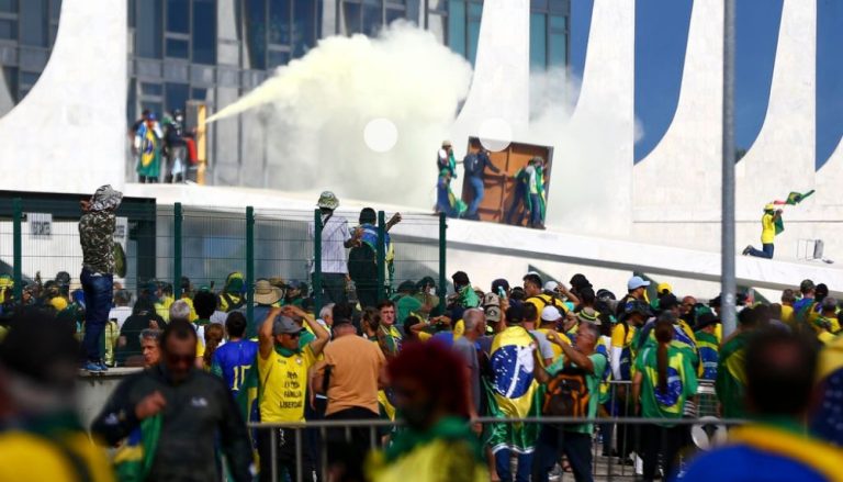 Dino diz que 200 foram presos em atos de radicais em Brasília