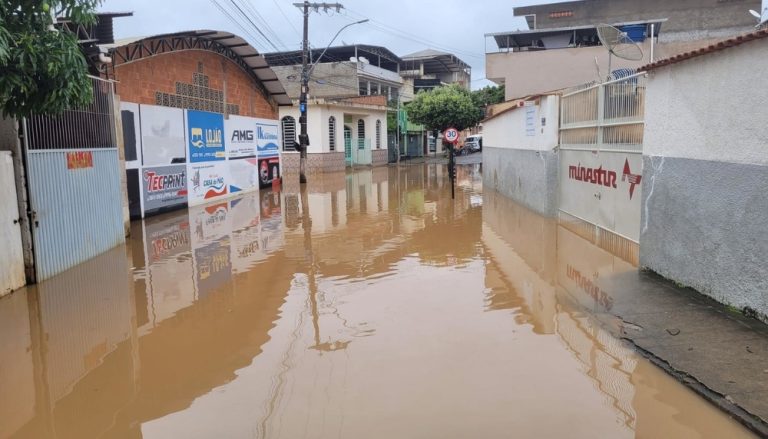 Chuva causa outra enchente em cidade do ES em menos de 15 dias