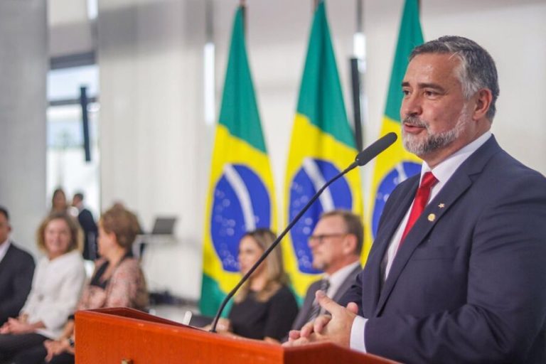 Ministro diz que vândalos levaram documentos e HDs do Planalto