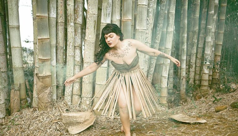Ancestralidade e a força do mato em 1° disco de Eloá Puri