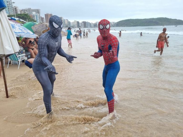 Super-heróis do verão nas praias do ES