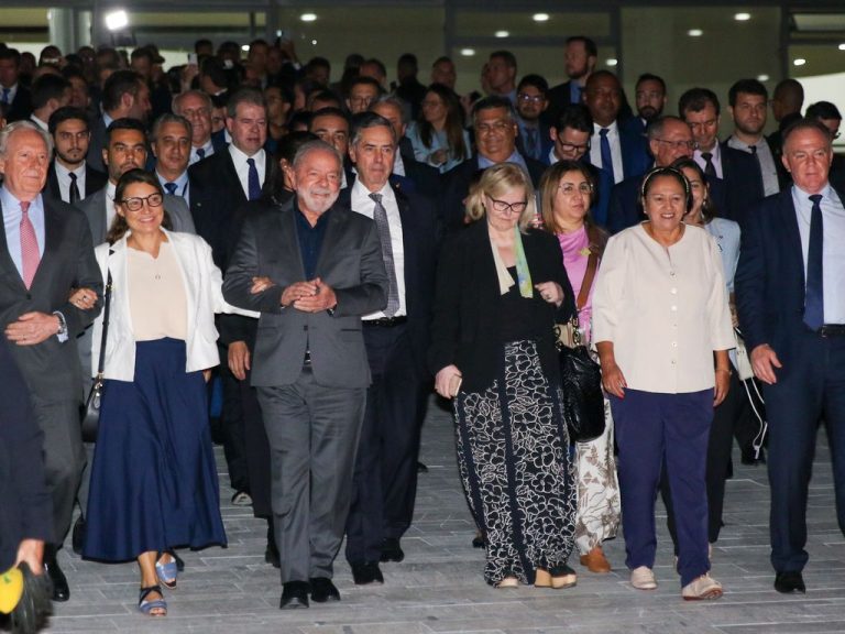 Lula e governadores atravessam a Praça dos Três Poderes a pé