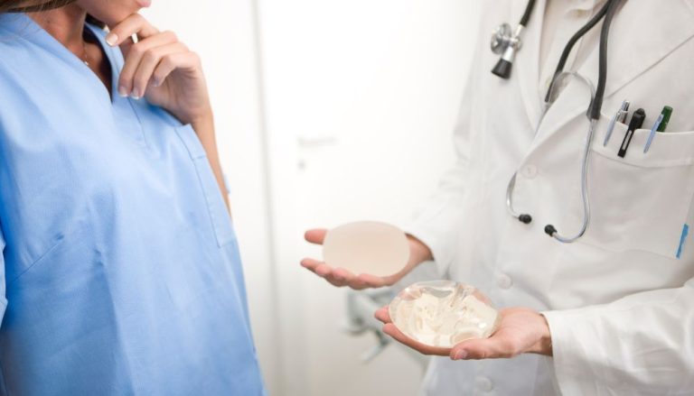 Jovens aproveitam férias para mudar visual com cirurgia