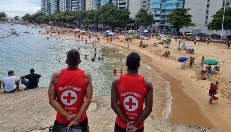 Guarda-vidas fazem 20 resgates de banhistas por dia nas praias de Guarapari