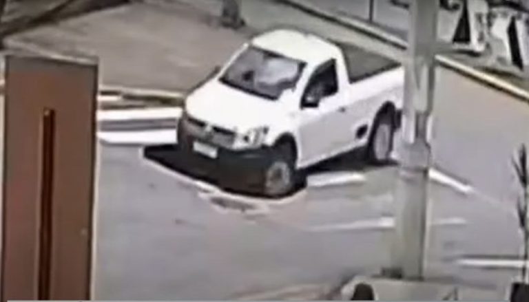 Vídeo grava momento em que asfalto cede e cratera ‘engole’ caminhonete