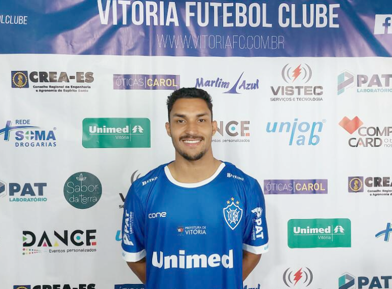 Vitória fecha elenco com novo lateral
