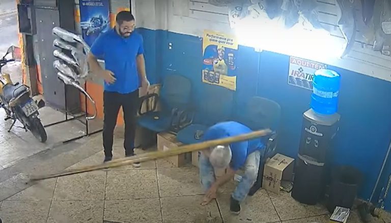 Idoso viraliza ao ser atingido duas vezes por barra de ferro em oficina