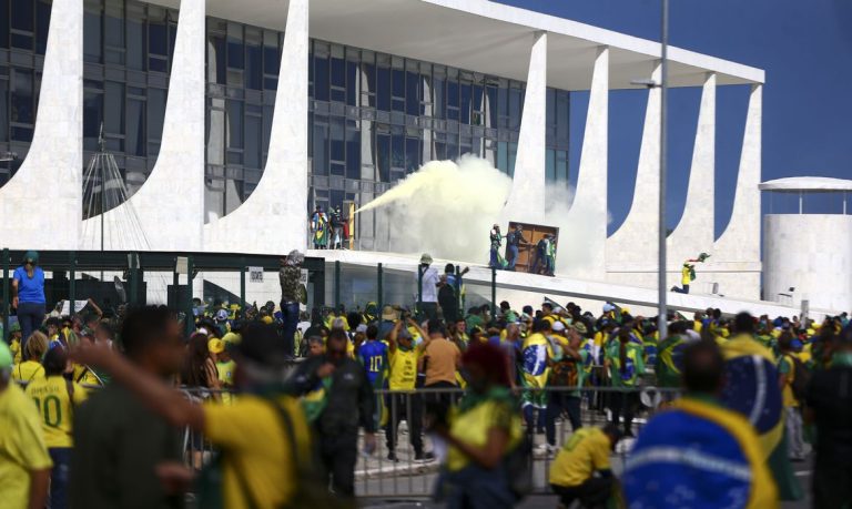 STF aprova e Bolsonaro é incluído em inquérito sobre ataques em Brasília