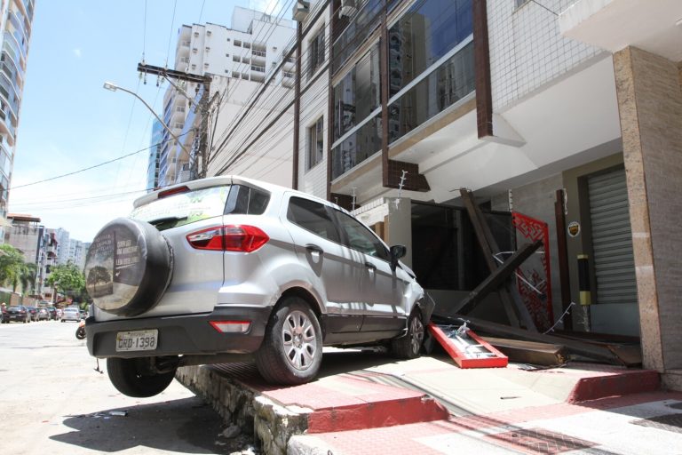 Mãe e filha são atropeladas na calçada em bairro de Vila Velha