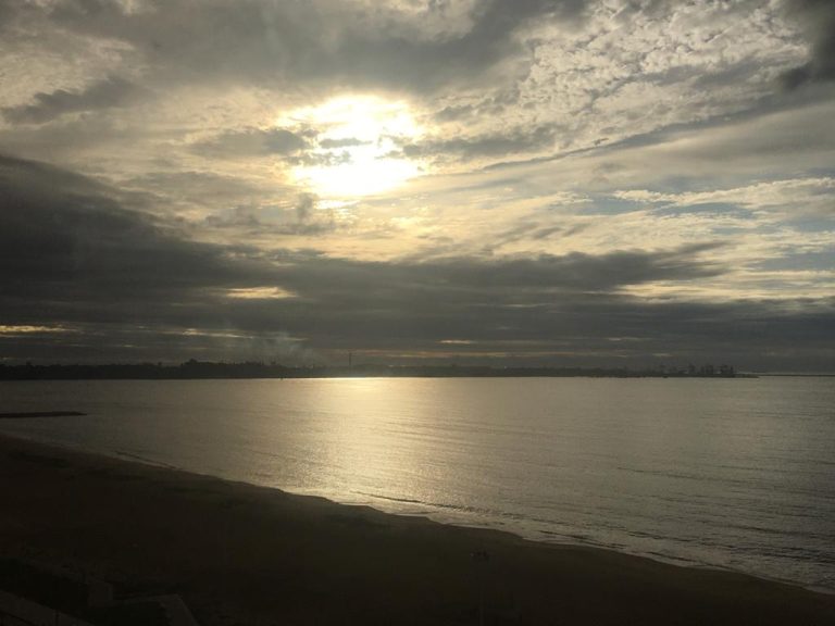 Semana começa com sol no ES, mas chuva pode voltar nesta terça