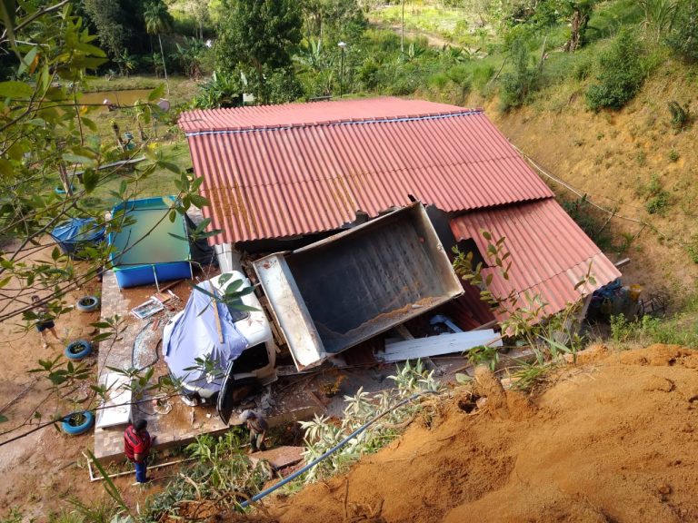 Caminhão despenca de barranco e destrói casa no ES