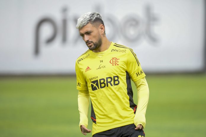 Craques do Flamengo chegam nesta terça ao ES