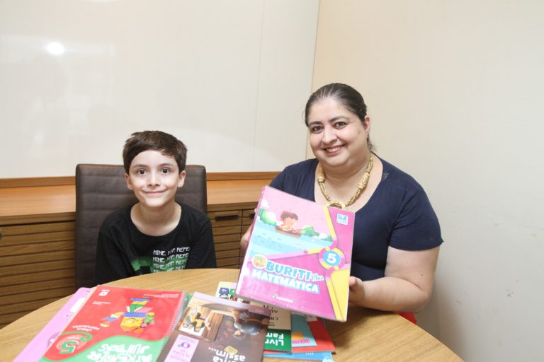 Preço de livros didáticos varia até 190% em sites