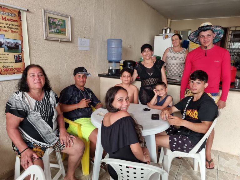 Diversão e perrengues em casa com 50 pessoas