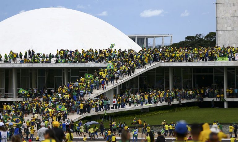 Justiça mantém prisão de 942 investigados por ataques em Brasília