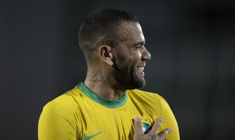 Esposa de Daniel Alves pede privacidade após prisão do jogador