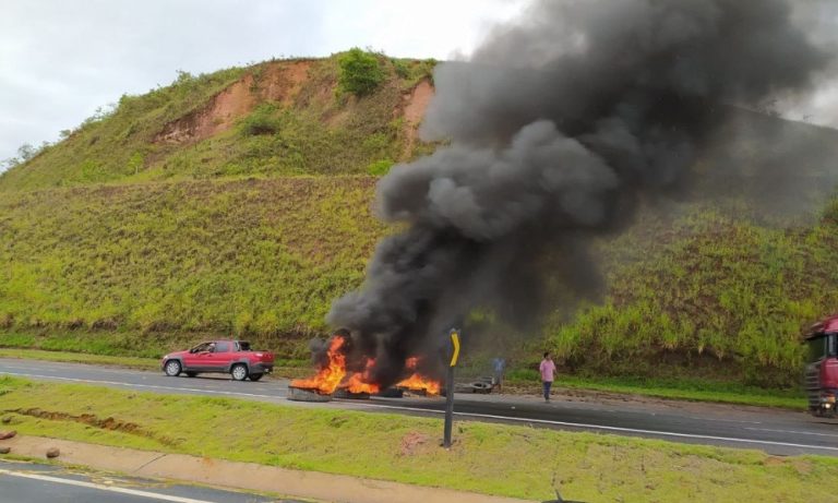 Moradores queimam pneus durante protesto na BR-101 no ES