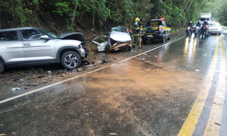 Três pessoas feridas em acidente na Rodovia BR-262