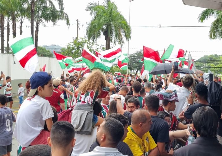Sob chuva, torcedores recebem Fluminense no ES