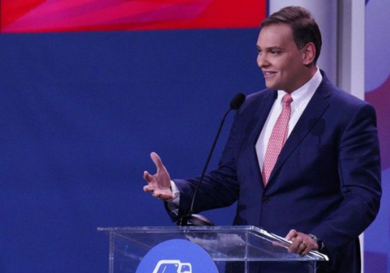 George Santos confirma que se vestia de mulher, mas nega que era drag queen