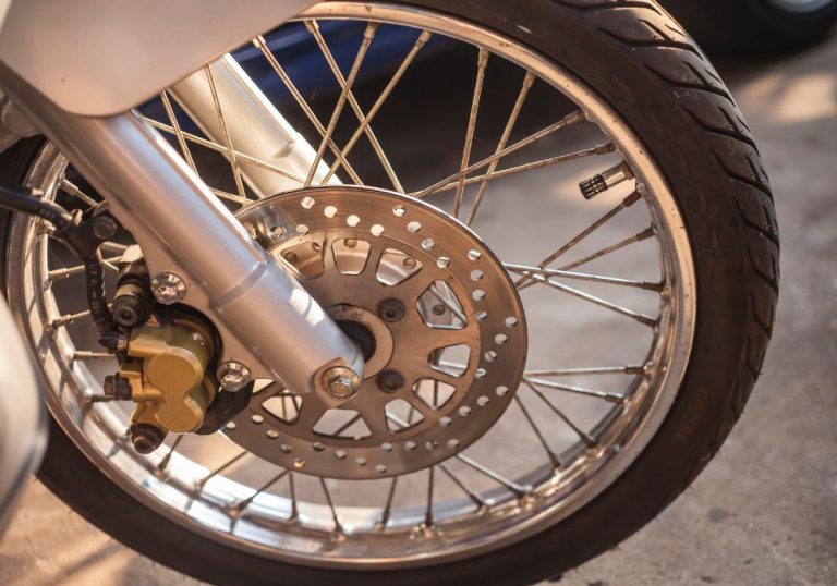Cliente que comprou moto mas não recebeu será indenizado por empresas no ES