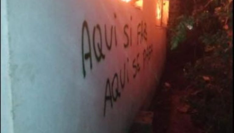 Casa é incendiada e pichada com ameaças a moradora
