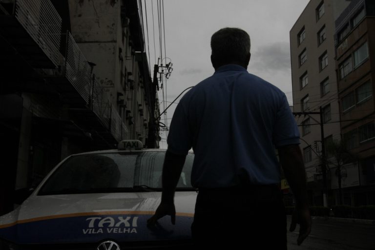 Taxista invade delegacia e pede ajuda à polícia para se livrar de assaltante