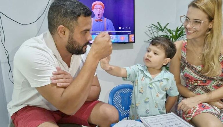 Capixaba de 2 anos já sabe ler e até fazer contas