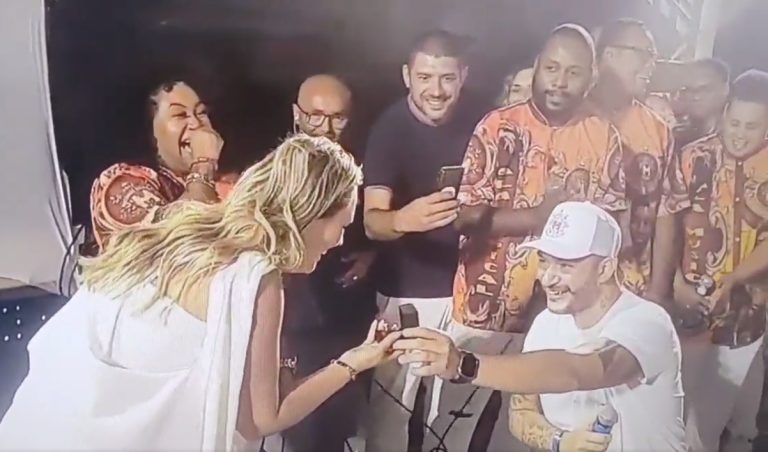 VÍDEO | Jornalista é pedida em casamento durante ensaio de escola de samba
