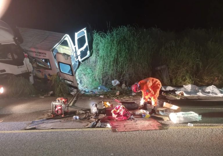 Acidente entre van e caminhão deixa 12 mortos no Tocantins