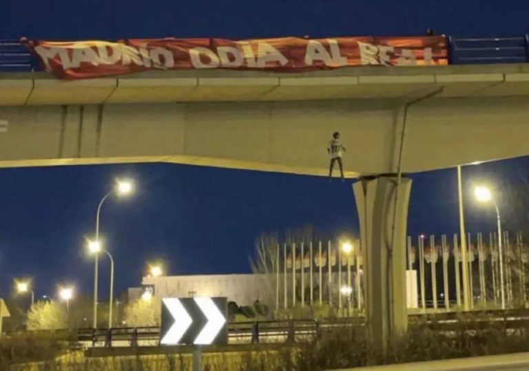 Torcida do Atlético de Madrid faz ameaça a Vinicius Jr. com boneco enforcado
