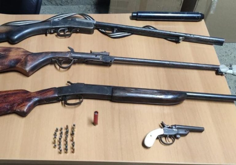 Polícia prende suspeito de posse ilegal de armas de fogo